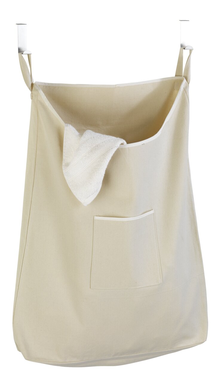 Beiger Wäschesammler Canguro aus Stoff, frontal aufgenommen, mit einem Handtuch, das aus der Öffnung ragt.