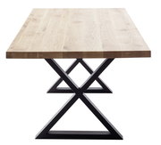 Esstisch mit Holzplatte und schwarzem Metallgestell in X-Form, seitliche Perspektive