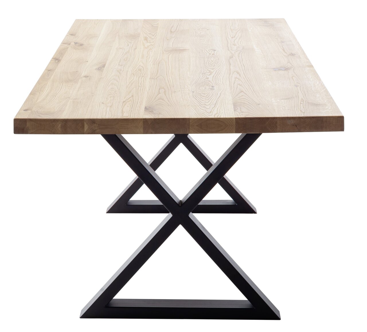 Esstisch mit Holzplatte und schwarzem Metallgestell in X-Form, seitliche Perspektive