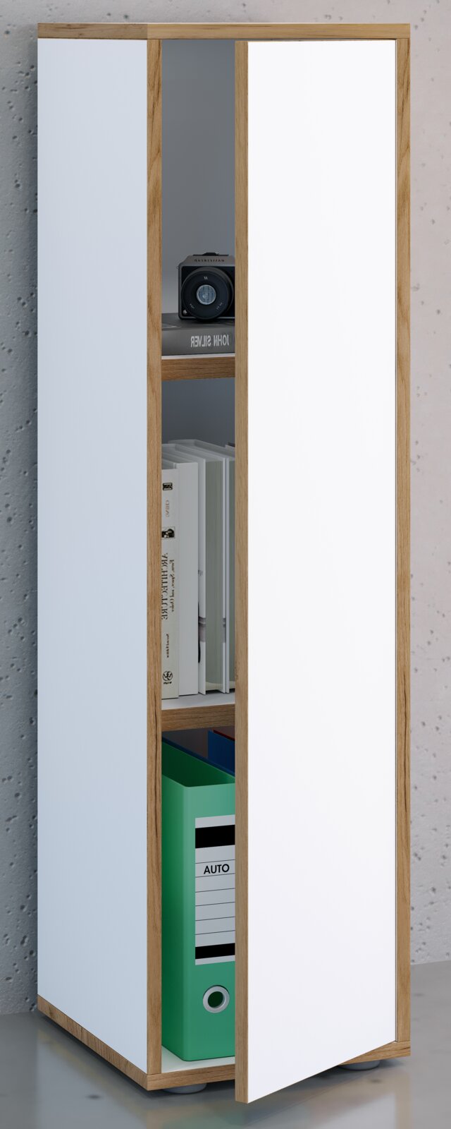 Schmaler, hoher Aktenschrank aus Holz mit weißer Tür, halb geöffnet, mit Regalböden und Ordnern im Inneren; Perspektive: frontale Ansicht mit leichtem Winkel von links.