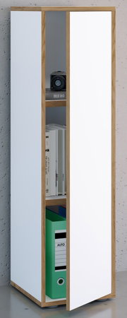 Schmaler, hoher Aktenschrank aus Holz mit weißer Tür, halb geöffnet, mit Regalböden und Ordnern im Inneren; Perspektive: frontale Ansicht mit leichtem Winkel von links.
