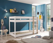 Weißes Etagenbett in einem modernen Kinderzimmer mit blauer Wand, von der Seite betrachtet.