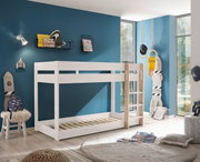 Weißes Etagenbett in einem modernen Kinderzimmer mit blauer Wand, von der Seite betrachtet.