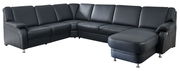 Ecksofa in dunklem Leder mit moderner, eleganter Optik, Perspektive von vorne rechts