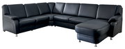 Ecksofa in dunklem Leder mit moderner, eleganter Optik, Perspektive von vorne rechts