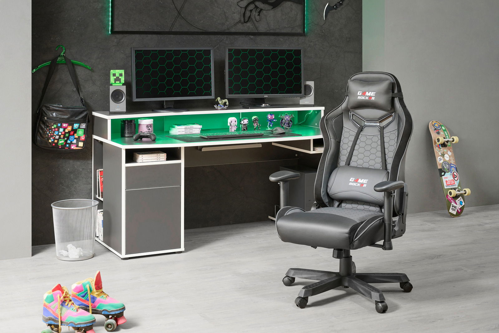 Gaming-Stuhl in einem modernen Gaming-Zimmer, seitliche Perspektive