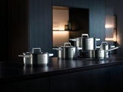 Topfset Comfort Line 5-teilig aus Edelstahl, in moderner Küchenumgebung, seitliche Perspektive