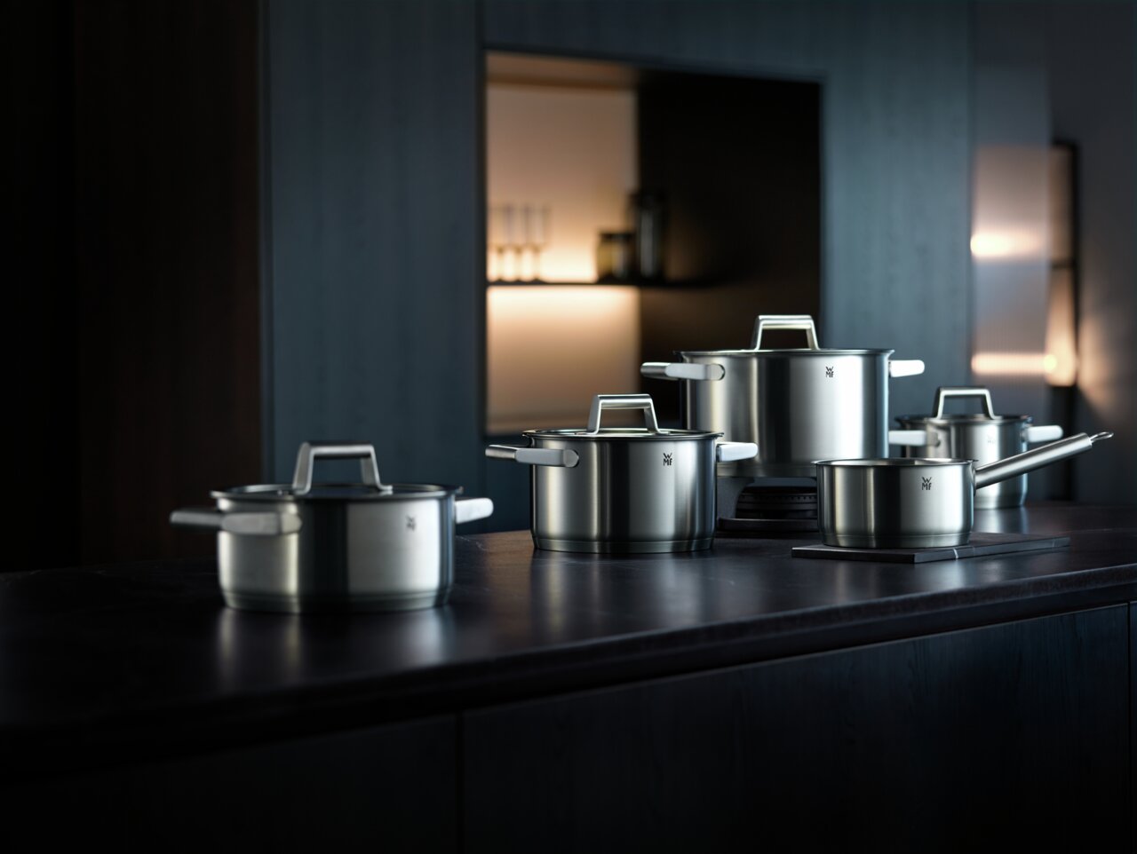 Topfset Comfort Line 5-teilig aus Edelstahl, in moderner Küchenumgebung, seitliche Perspektive