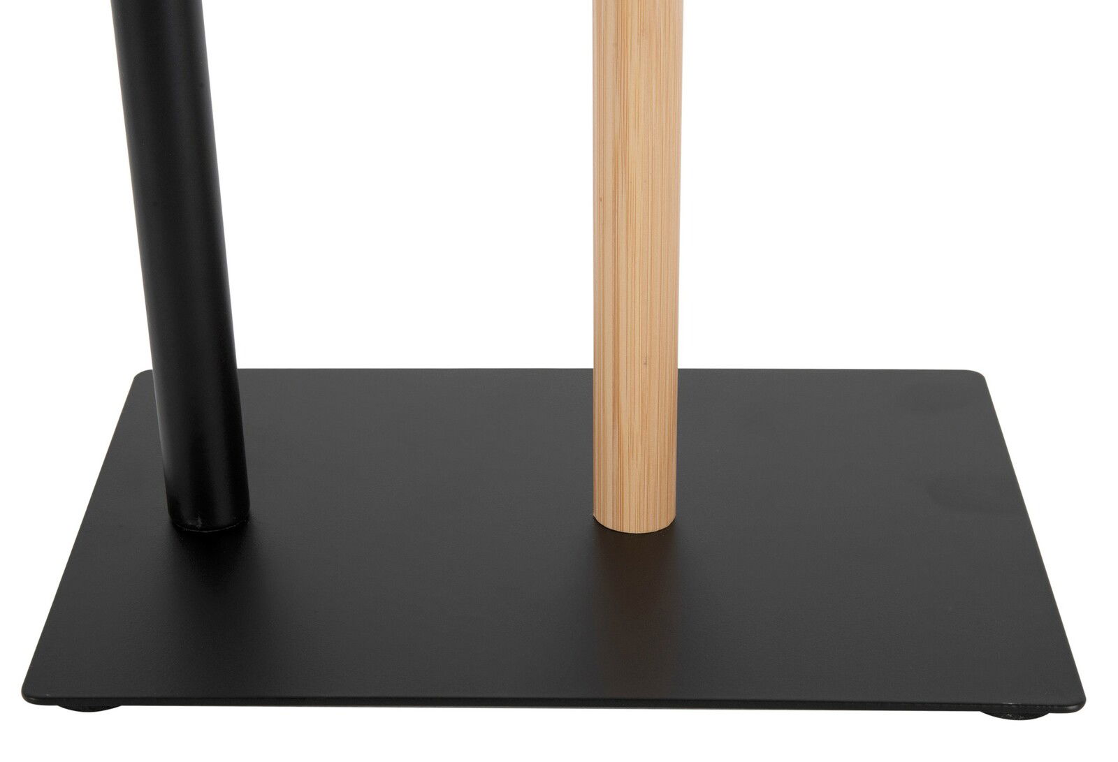 Nahaufnahme eines Toilettenrollenhalters aus Bambus mit schwarzem Metallfuß, von vorne betrachtet.