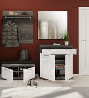 Moderner Eingangsbereich mit Garderoben-Set, bestehend aus Schuhschrank, Garderobenschrank, Spiegel und Garderobenbank in dunklem Holz und weißen Fronten, frontal betrachtet.