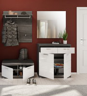 Moderner Eingangsbereich mit Garderoben-Set, bestehend aus Schuhschrank, Garderobenschrank, Spiegel und Garderobenbank in dunklem Holz und weißen Fronten, frontal betrachtet.