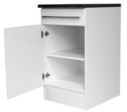 Weißer Unterschrank mit schwarzer Arbeitsplatte, geöffnete Tür und sichtbarem Innenraum mit einem Regalbrett, Perspektive von vorne links