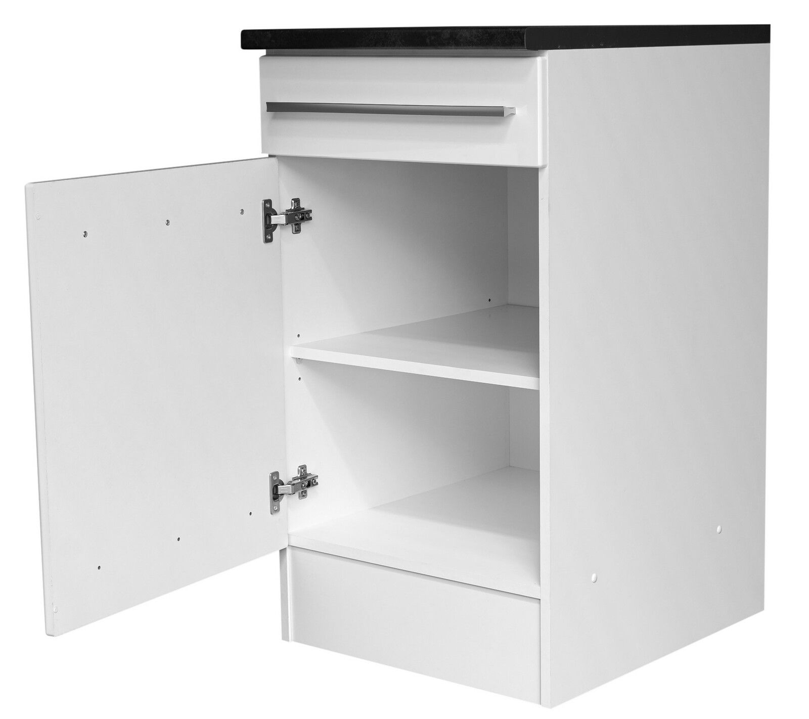 Weißer Unterschrank mit schwarzer Arbeitsplatte, geöffnete Tür und sichtbarem Innenraum mit einem Regalbrett, Perspektive von vorne links