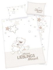 Renforcé-Bettwäsche-Set mit niedlichem Bären- und Schafmotiv, umgeben von Sternen, mit der Aufschrift 'Kleiner Lieblingsmensch'. Perspektive von oben.