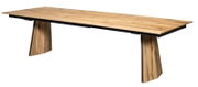 Uitschuifbare eettafel met licht eikenhouten blad en zwart metalen onderstel, gefotografeerd in schuin vooraanzicht (3/4) op witte achtergrond.