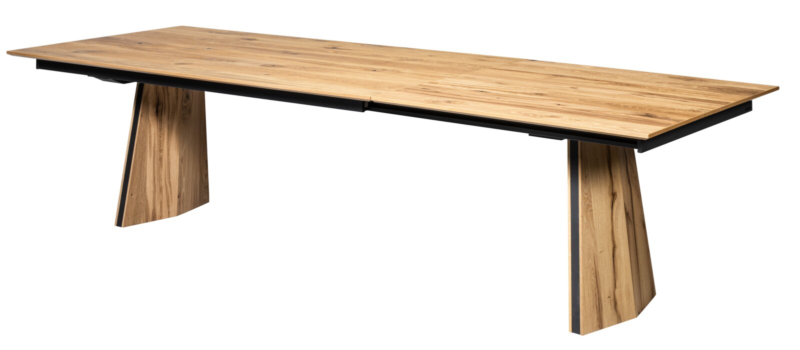 Uitschuifbare eettafel met licht eikenhouten blad en zwart metalen onderstel, gefotografeerd in schuin vooraanzicht (3/4) op witte achtergrond.