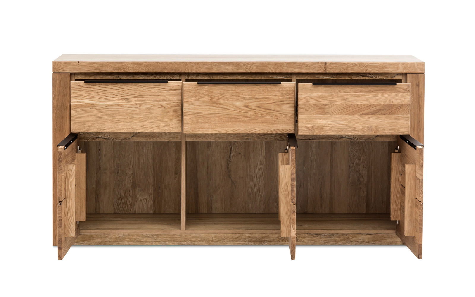 Frontale Ansicht eines hölzernen Sideboards mit offenen Schubladen und Türen, die viel Stauraum bieten.