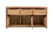 Frontale Ansicht eines hölzernen Sideboards mit offenen Schubladen und Türen, die viel Stauraum bieten.