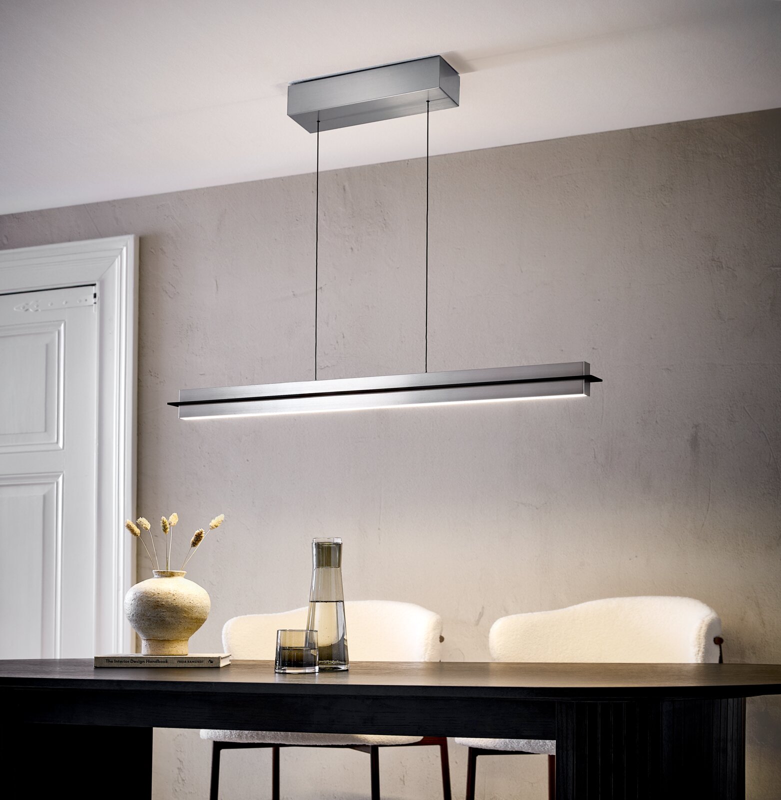 Trio Leuchten LED-hanglamp HÄNGELEUCHTE Moderne, strakke LED-hanglamp in geborsteld zilver/aluminium boven een eettafel, opgehangen aan twee zwarte kabels met een rechthoekige plafondkap, vooraanzicht licht van onderaf.