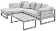Modernes Lounge-Set mit grauem Metallrahmen und hellgrauen Kissen, bestehend aus einem Ecksofa und einem rechteckigen Tisch, Perspektive von vorne links