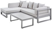 Modernes Lounge-Set mit grauem Metallrahmen und hellgrauen Kissen, bestehend aus einem Ecksofa und einem rechteckigen Tisch, Perspektive von vorne links