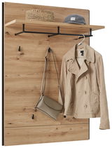 Garderobenpaneel aus Holz mit Haken, Ablage und schwarzem Metallrahmen, frontal betrachtet. Auf der Ablage liegt ein Hut und ein Korb, an den Haken hängen eine Jacke und eine Tasche.