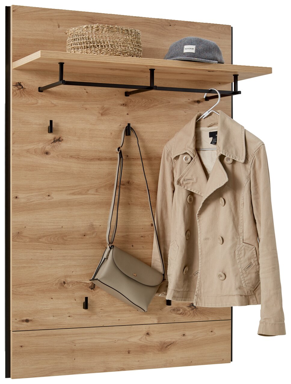 Garderobenpaneel aus Holz mit Haken, Ablage und schwarzem Metallrahmen, frontal betrachtet. Auf der Ablage liegt ein Hut und ein Korb, an den Haken hängen eine Jacke und eine Tasche.