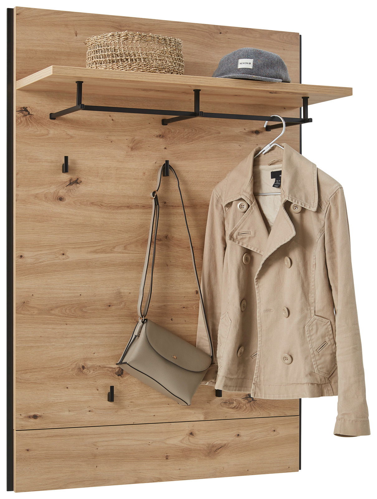 Garderobenpaneel aus Holz mit Haken, Ablage und schwarzem Metallrahmen, frontal betrachtet. Auf der Ablage liegt ein Hut und ein Korb, an den Haken hängen eine Jacke und eine Tasche.
