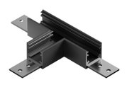 Schwarzes eloxiertes Aluminiumprofil mit L-förmigem Eckverbinder und zwei silbernen Montageplatten mit Schraublöchern, Produktansicht schräg von oben