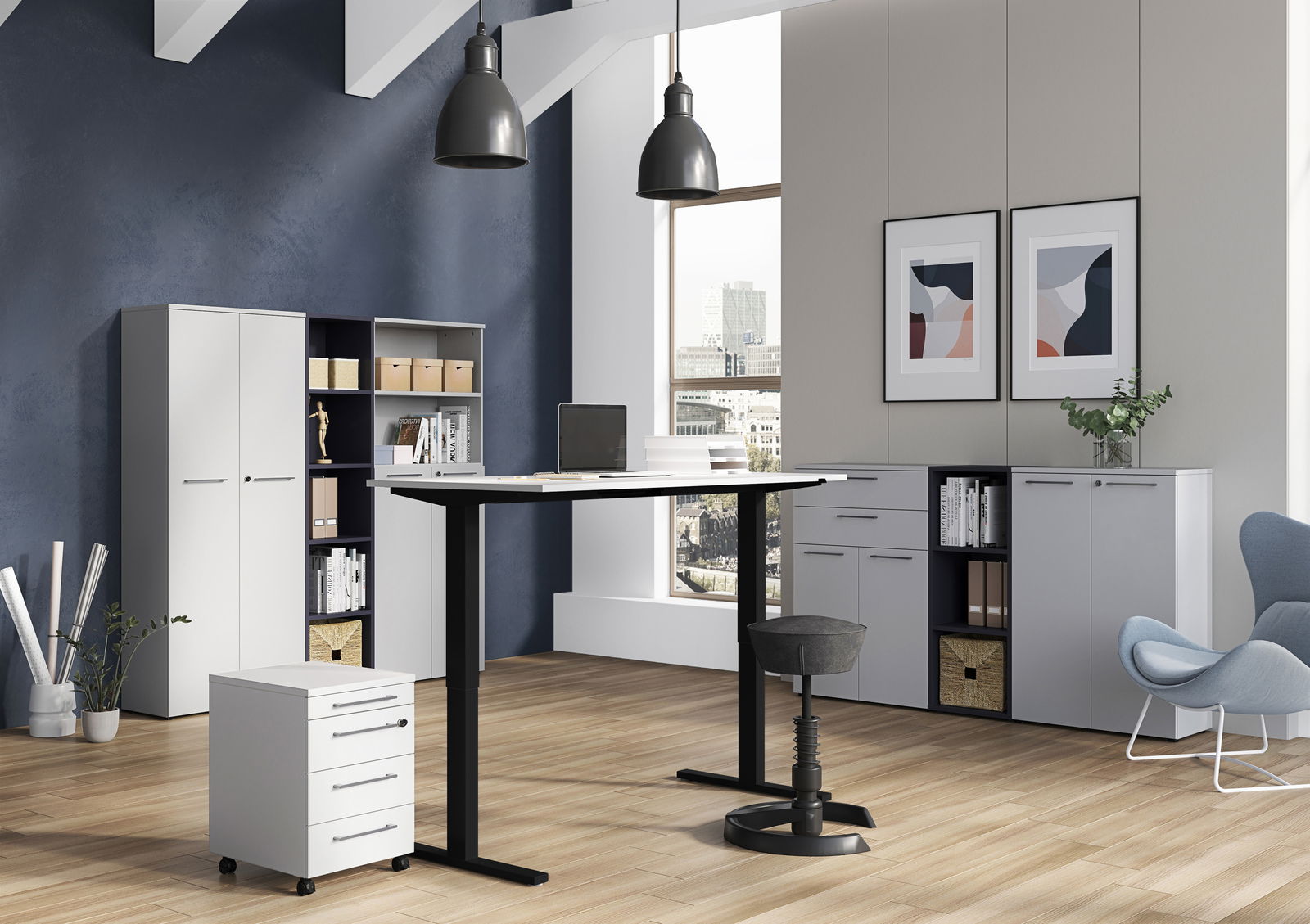 Moderne Büroumgebung mit höhenverstellbarem Schreibtisch, Rollcontainer und Aktenschränken, seitliche Perspektive