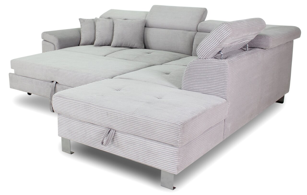 Graues Ecksofa mit verstellbaren Kopfstützen und mehreren Kissen, Perspektive von vorne rechts