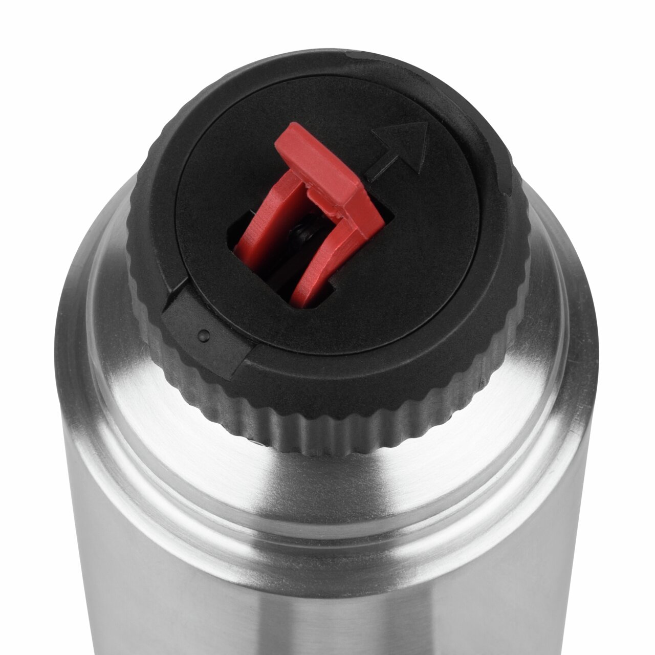 Close-up van het deksel van een zilveren thermosfles met een rode sluiting, gezien van bovenaf.
