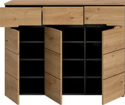 Holz-Highboard/Kommode mit schwarzem Korpus und drei offenen Türen, Innenfächer sichtbar; Frontalansicht leicht von oben.