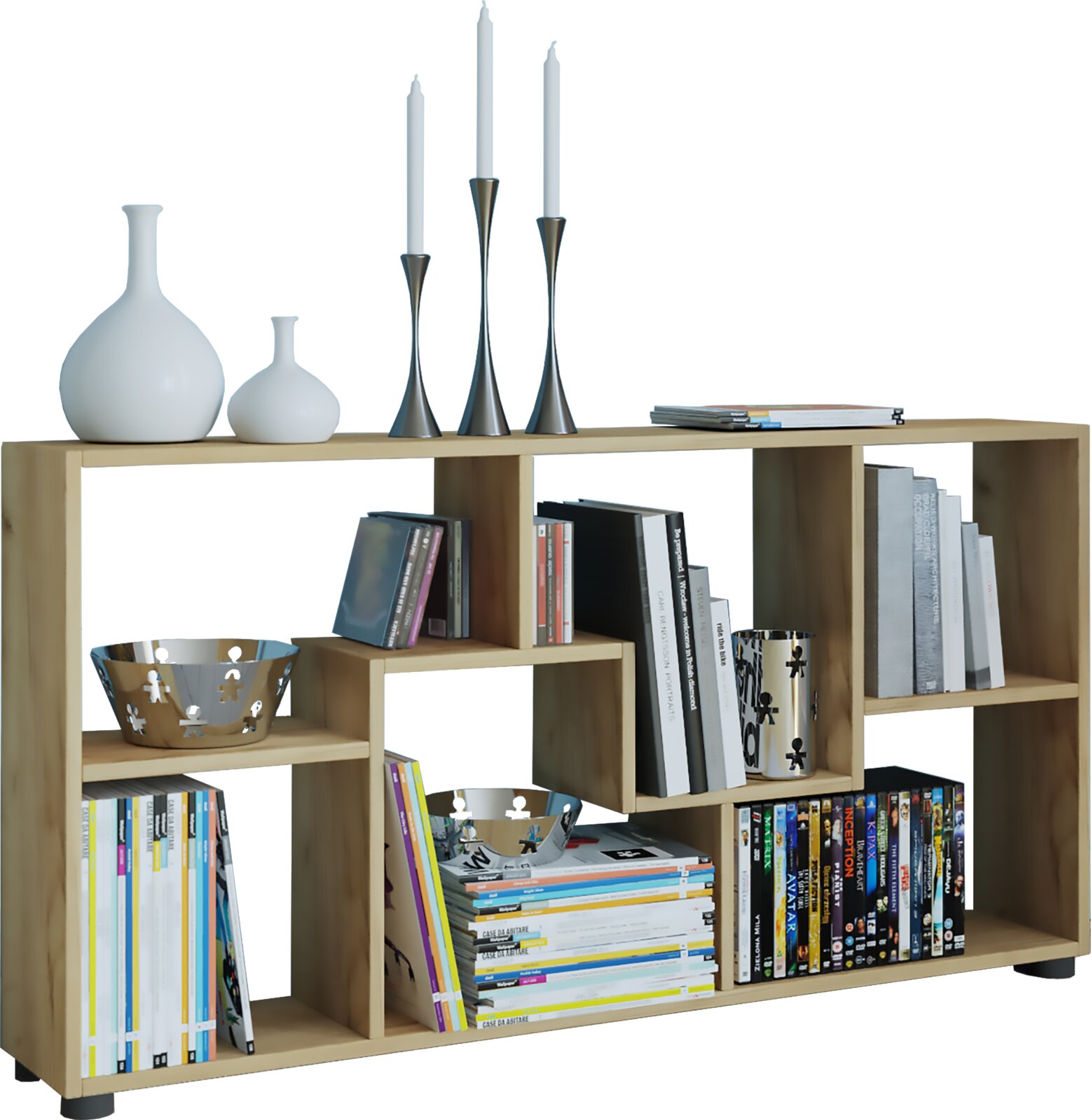Modernes offenes Holzregal/Sideboard mit versetzten Fächern, dekoriert mit Büchern, Vasen und Kerzenhaltern, in frontaler Perspektive vor weißem Hintergrund.