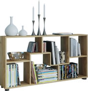 Modernes offenes Holzregal/Sideboard mit versetzten Fächern, dekoriert mit Büchern, Vasen und Kerzenhaltern, in frontaler Perspektive vor weißem Hintergrund.