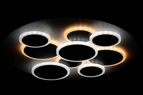 Moderne LED-Deckenleuchte mit sieben ringförmigen Lichtkreisen in Schwarz und warmweißem Licht, Draufsicht von unten auf dunklem Hintergrund