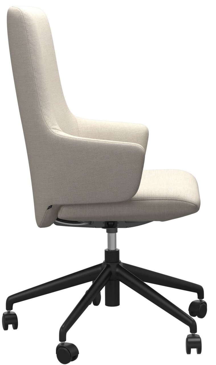 Zijaanzicht van een beige thuiskantoorstoel met een zwart draaipootstel en wieltjes.