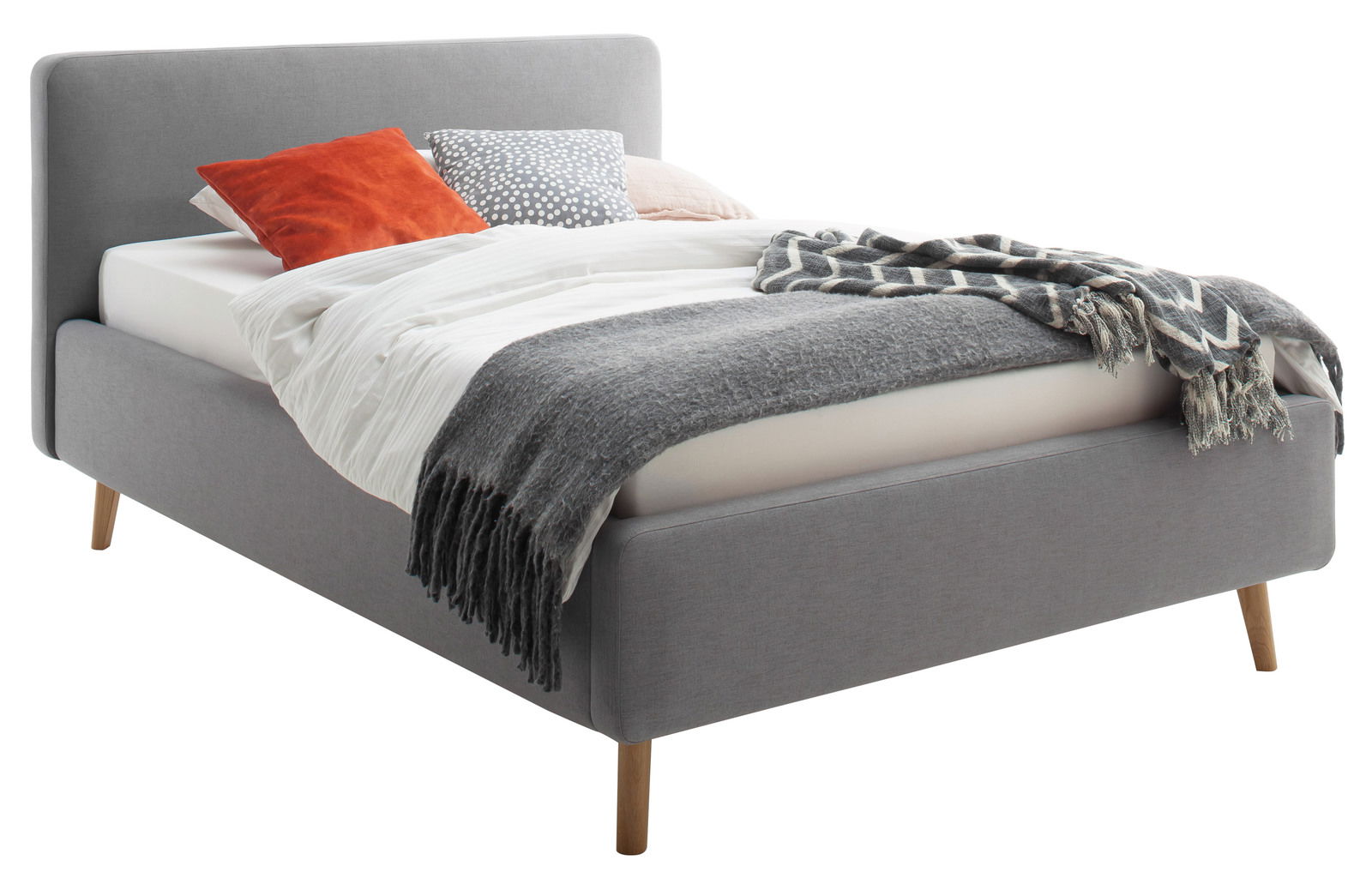Graues Polsterbett mit Holzfüßen, dekoriert mit Kissen und Decken, seitliche Perspektive