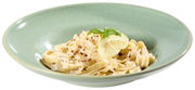 Vooraanzicht van romige tagliatelle met citroen, basilicum en chilivlokken in een lichtgroen diep bord