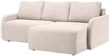 Beige Ecksofa mit drei Rückenkissen, aus einer leicht seitlichen Perspektive fotografiert.