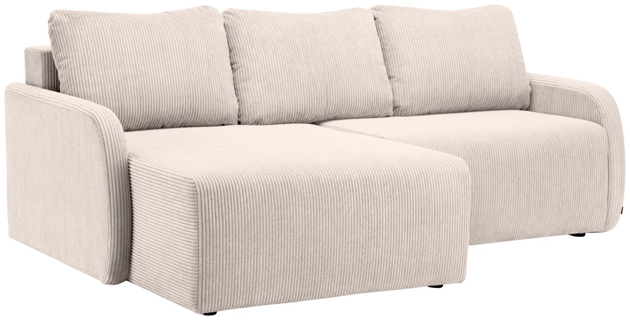 Beige hoekbank met drie rugkussens, gefotografeerd vanuit een licht zijdelingse hoek.