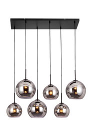 Moderne Hängeleuchte mit sechs kugelförmigen, verchromten Lampenschirmen, von unten betrachtet.