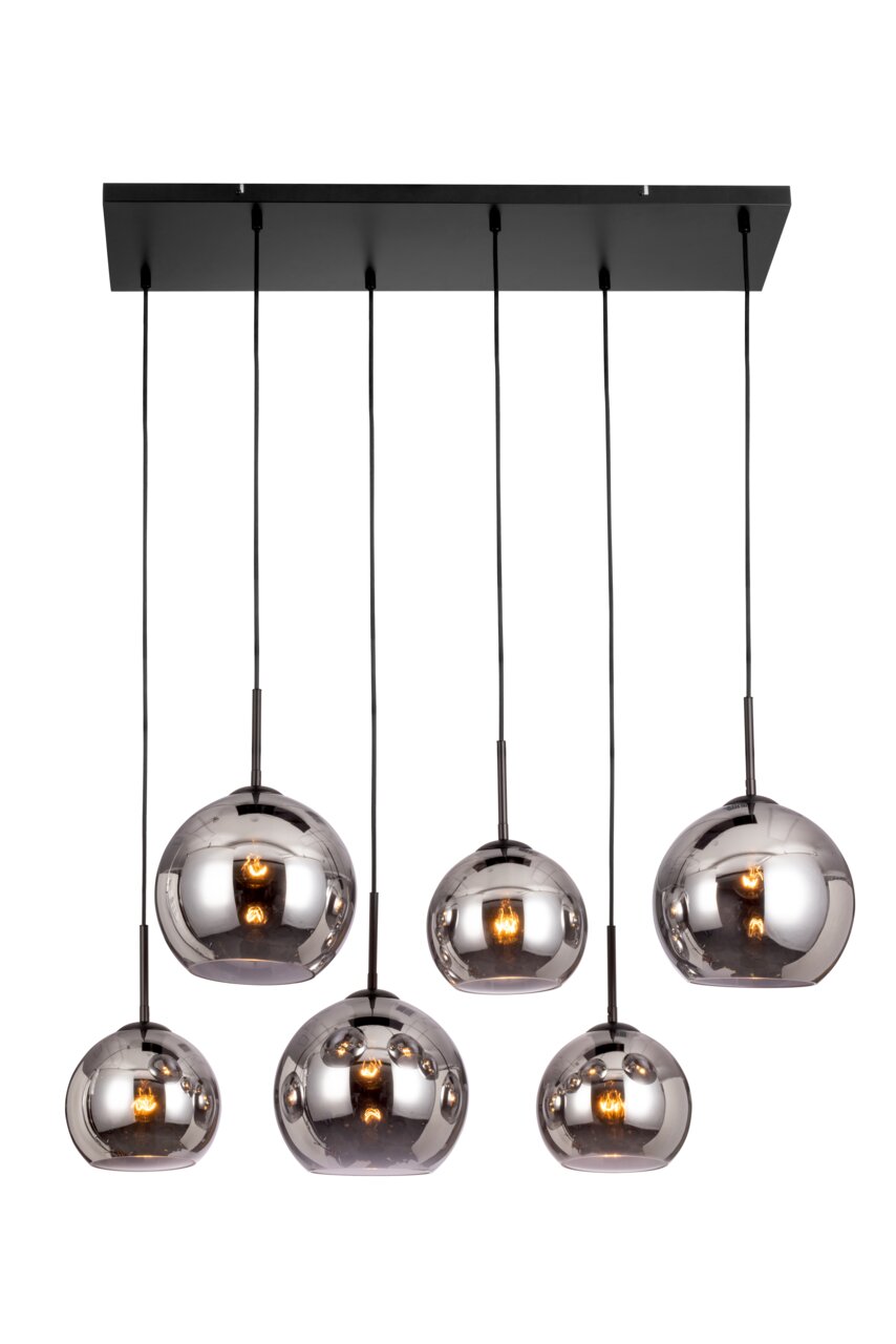 Moderne Hängeleuchte mit sechs kugelförmigen, verchromten Lampenschirmen, von unten betrachtet.