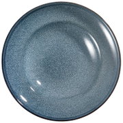 Rond blauw bord met glanzende, fijn gespikkelde glazuurlaag en donkere rand, van bovenaf gezien