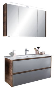 Moderne Badkombination mit Spiegelschrank und Waschbeckenunterschrank in Holzoptik, frontal betrachtet.