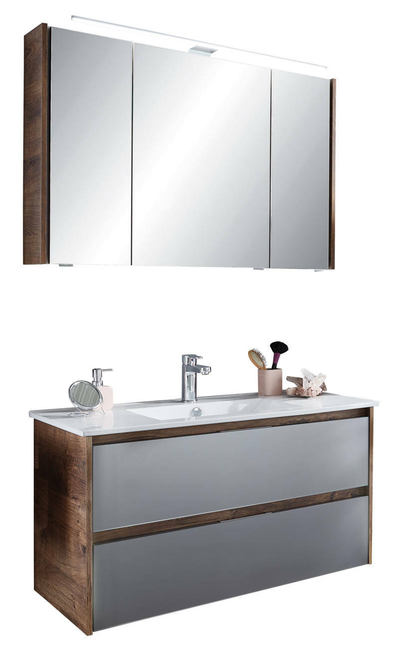 Moderne Badkombination mit Spiegelschrank und Waschbeckenunterschrank in Holzoptik, frontal betrachtet.