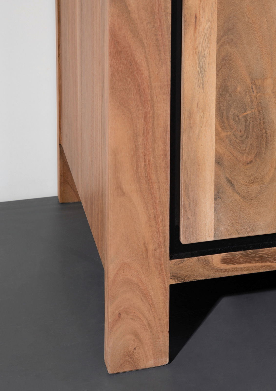 Nahaufnahme eines Sideboards aus Holz mit natürlicher Maserung, seitliche Perspektive