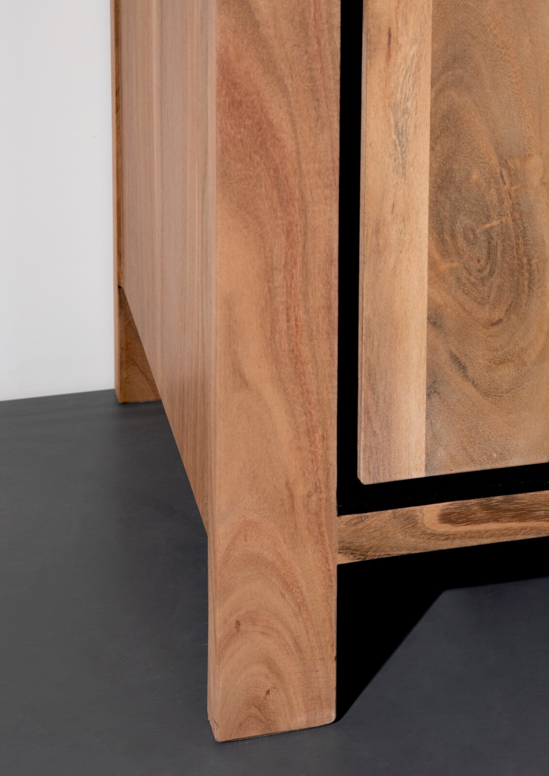 Close-up van een houten dressoir met natuurlijke nerf, gezien vanaf de zijkant