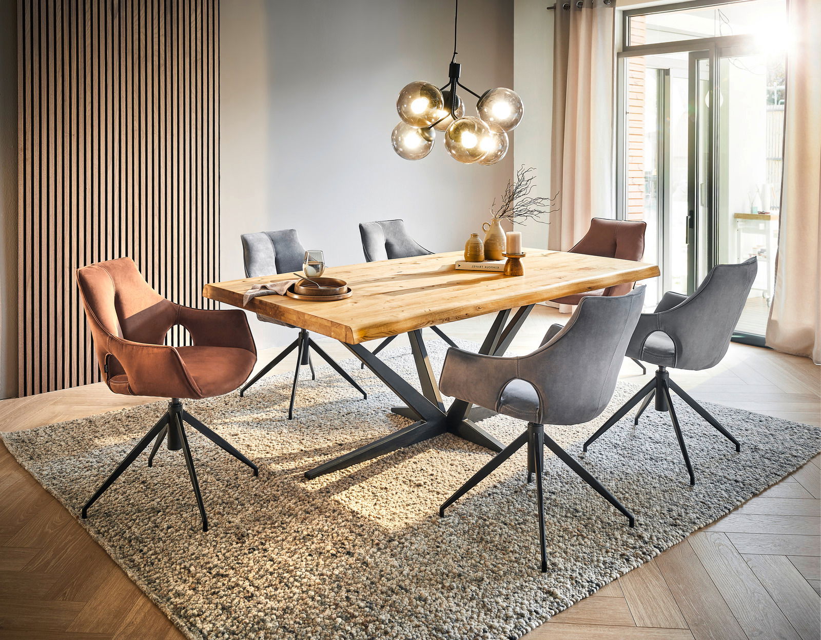 Linea Natura Esstisch CITY LINE Moderner Esstisch aus Holz mit Metallgestell, umgeben von stilvollen Stühlen in einem hellen, einladenden Esszimmer. Perspektive: seitliche Ansicht.