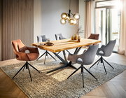 Moderner Esstisch aus Holz mit Metallgestell, umgeben von stilvollen Stühlen in einem hellen, einladenden Esszimmer. Perspektive: seitliche Ansicht.